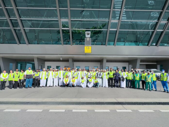 صحيفة اليوم العمانية - مطار صلالة ينفّذ حملة لإزالة الأجسام الغريبة تعزيزًا لمنظومة السلامة التشغيلية