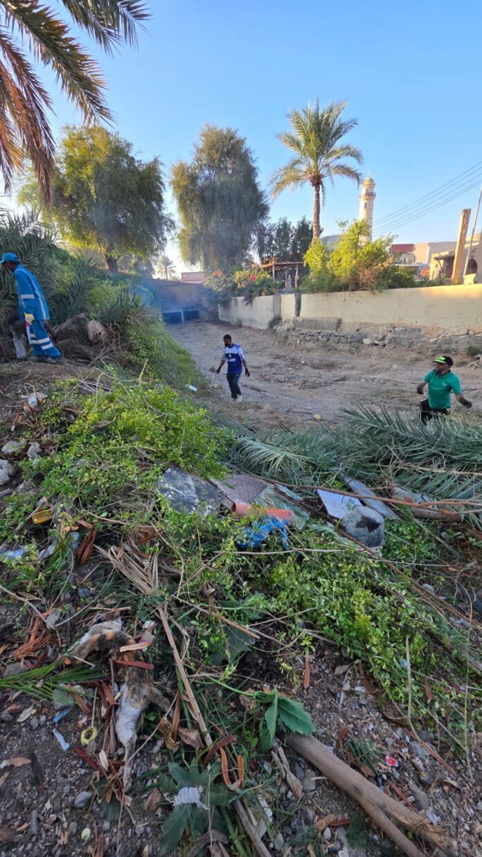 صحيفة اليوم العمانية - تهيئة ساحة شرجة السوق التراثي بولاية بهلاء استعدادا لفعاليات العيود