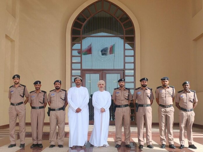 صحيفة اليوم العمانية - والي طاقة يزور مركز الشرطة ودائرة التنمية الاجتماعية بالولاية
