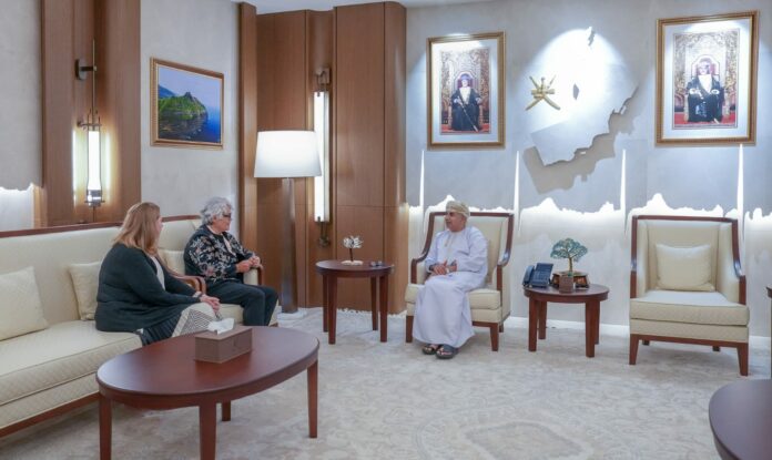 صحيفة اليوم العمانية - وزير الصحة يستقبل سفيرة الولايات المتحدة الأمريكية لدى سلطنة عُمان