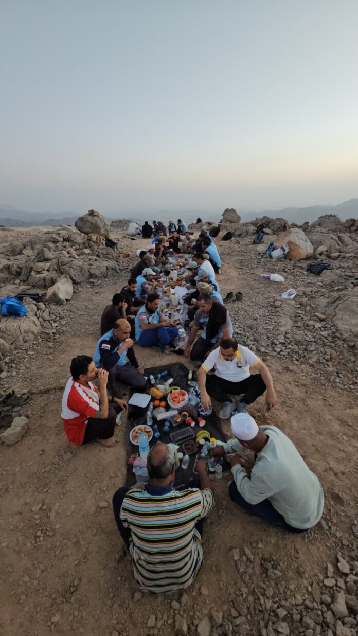 صحيفة اليوم العمانية - فريق مسير التحمل ينظم مسيرا رمضانيا سياحيا رياضيا إلى أعلى قمة في ممشى بهلاء الجبلي بمشاركة 65 مشاركا