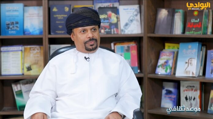 صحيفة اليوم العمانية - د. مرشد راقي يستعرض آفاق الإبداع المسرحي والفني في “موعد ثقافي”