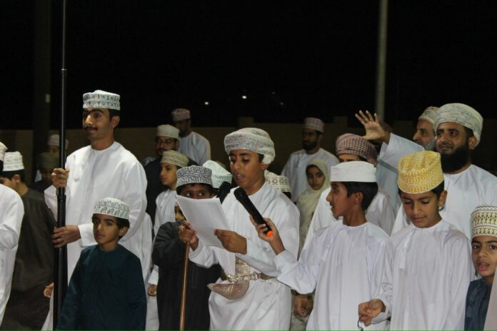 صحيفة اليوم العمانية - أطفال وادي قريات ببهلاء يحيون عادة التهلولة في أجواء رمضانية تعكس أصالة الموروث