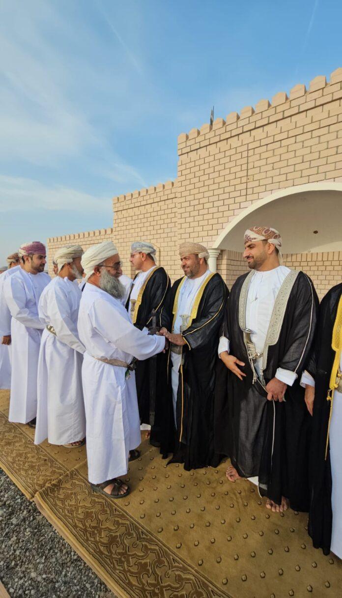 صحيفة اليوم العمانية - محافظ الداخلية يؤدي صلاة عيد الفطر ببهلاء وسط حضور رسمي وشعبي.. والولاية تعيش أجواء العيد وطقوسه الأصيلة