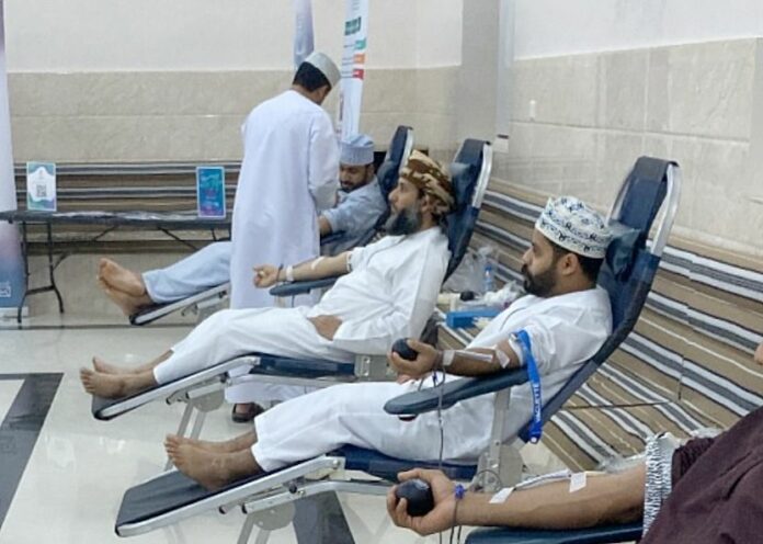 صحيفة اليوم العمانية - 50 متبرعًا في حملة «قطرات من دمك… حياة لغيرك» ينظمها فريق عيني الرياضي بالرستاق
