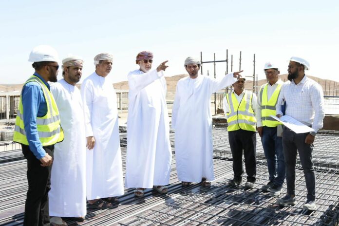 صحيفة اليوم العمانية - محافظ شمال الشرقية يطّلع على سير العمل بمشروع سوق الموارد ومحطة الأكشاك بولاية سناو