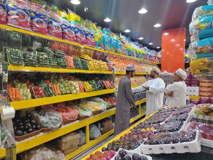 صحيفة اليوم العمانية - زيارة ميدانية لمتابعة أسعار الخضروات والفواكه والمواشي في القرى التابعة لدائرة الثروة الزراعية بوادي قريات ببهلاء