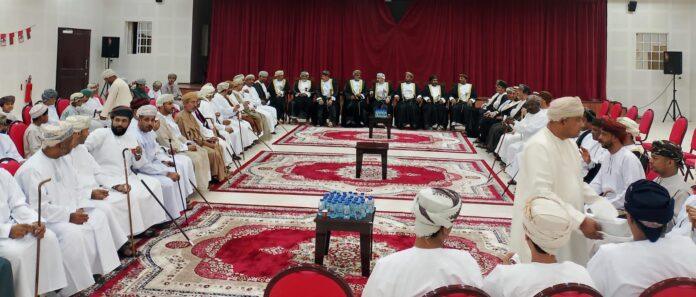 صحيفة اليوم العمانية - والي طاقة يؤدي صلاة عيد الفطر المبارك ويستقبل المهنئين