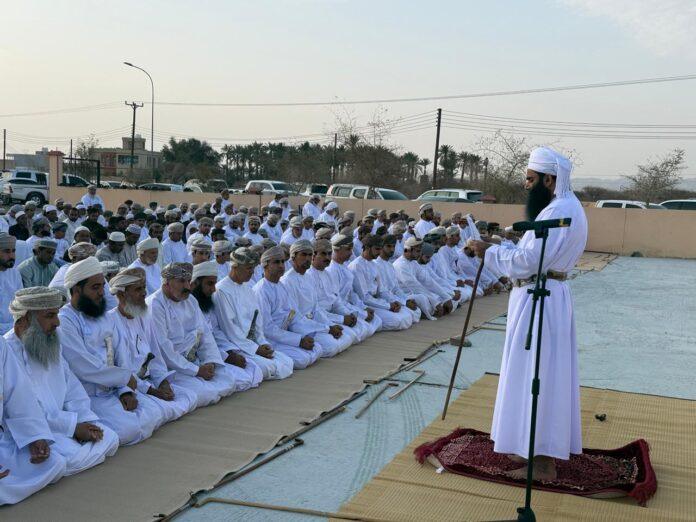 صحيفة اليوم العمانية - جموع غفيرة تؤدي صلاة عيد الفطر بمصلى حي السلام في وادي قريات وسط أجواء إيمانية مبهجة