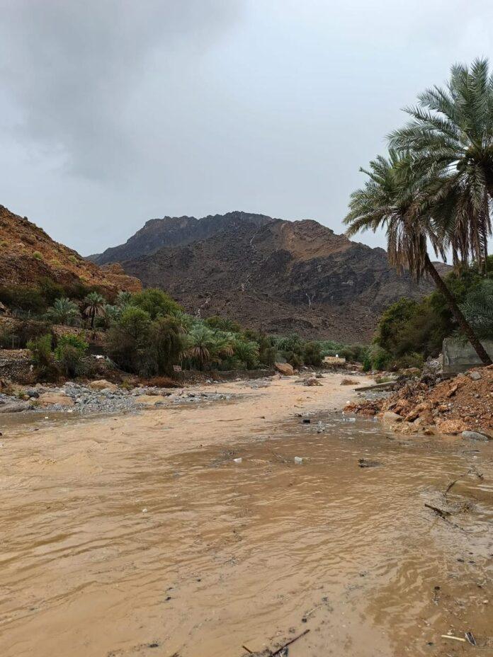 صحيفة اليوم العمانية - أمطار غزيرة تتسبب في جريان الأودية بوادي قريات وتُلحق أضرارًا بحي السلام