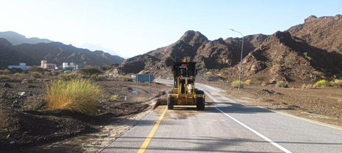 صحيفة اليوم العمانية - جهود كبيرة تقوم بها دائرة الطرق بمحافظة شمال الشرقية في المناطق المتأثرة بمنخفض المسرات