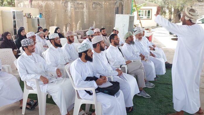 صحيفة اليوم العمانية - طلبة جامعة السلطان قابوس يطلعون على التجارب الزراعية الميدانية في بهلاء ضمن زيارة علمية تطبيقية