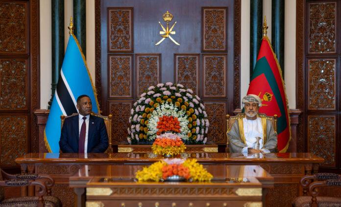 صحيفة اليوم العمانية - جلالةُ السُّلطان المُعظّم والرئيس البوتسواني يشهدان توقيع عدد من الاتفاقيات