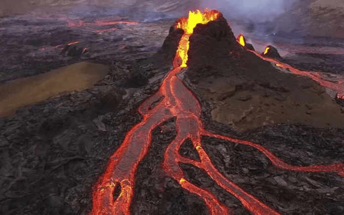 صحيفة اليوم العمانية - ثوران بركان جبل سيميرو في إقليم جاوة الإندونيسي