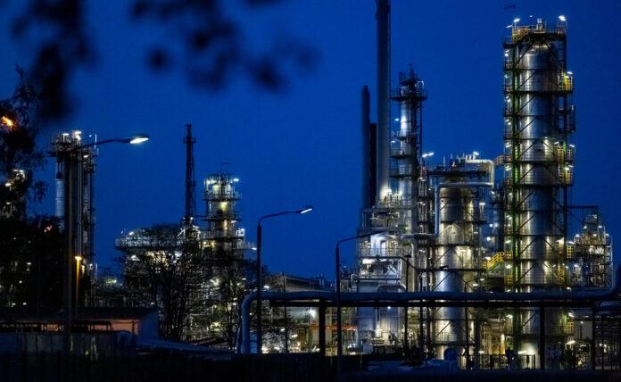 صحيفة اليوم العمانية - انخفاضُ أسعار النّفط وسط توقّعات باستئناف المفاوضات بين أمريكا وإيران