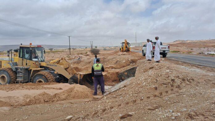صحيفة اليوم العمانية - دائرة الطرق بمحافظة الوسطى تكثّف أعمال الصيانة وترفع جاهزيتها لمواجهة تداعيات الحالة المدارية