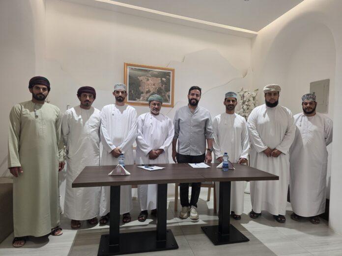 صحيفة اليوم العمانية - توقيع اتفاقية تنفيذ ملعب معشّب لفريق الكور بنادي بهلاء بتكلفة 65 ألف ريال عُماني