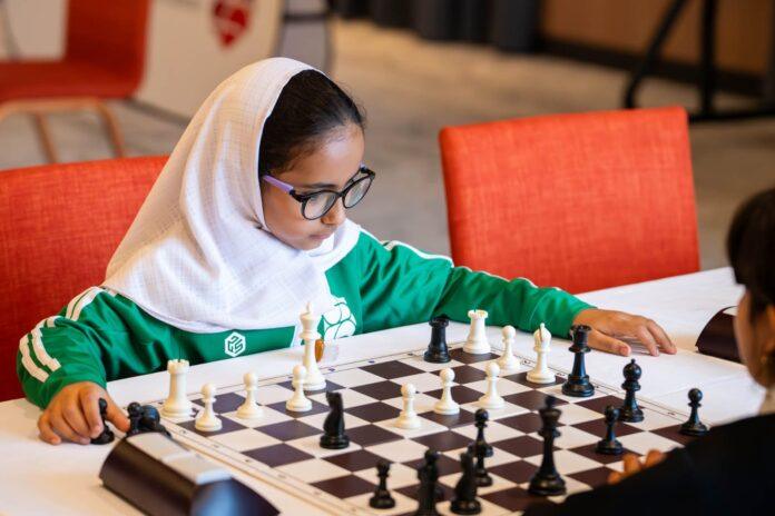 صحيفة اليوم العمانية - 44 طالب وطالبة يتنافسون في دوري المدارس للشطرنج